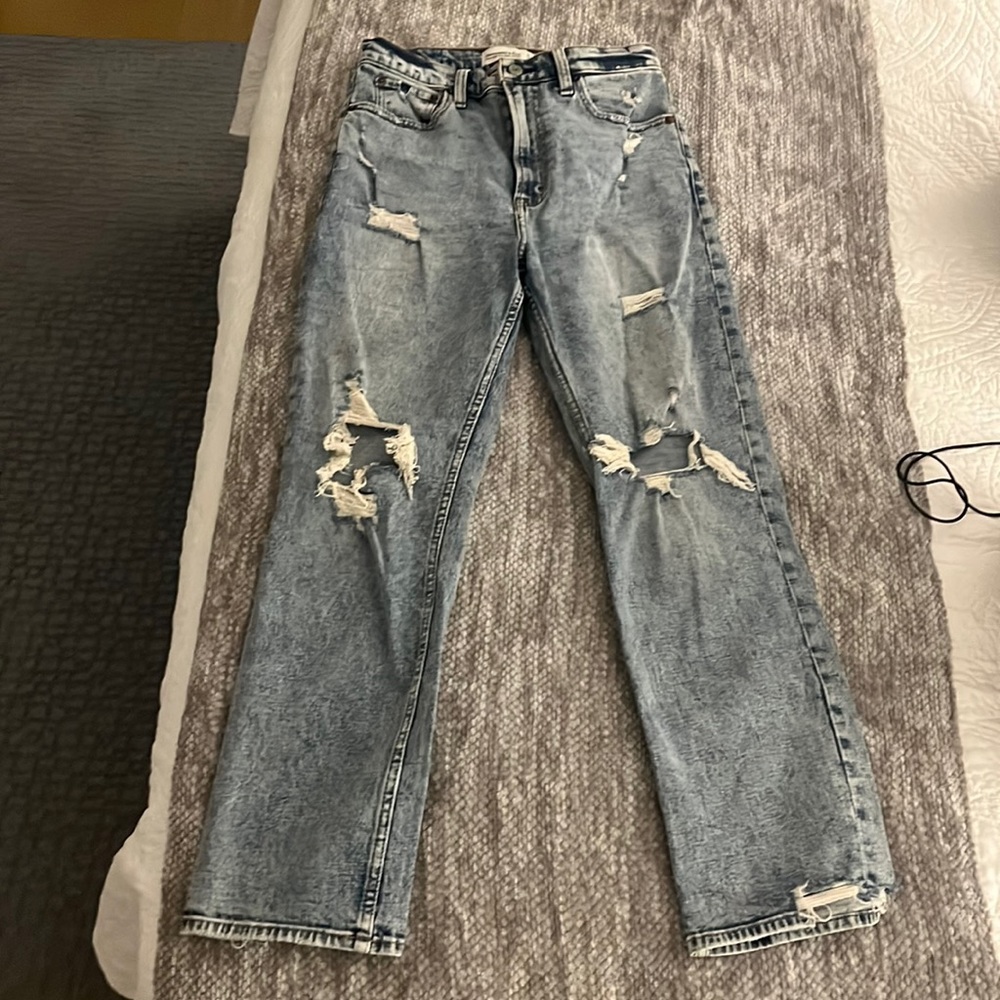 Abercrombie Ultra High Risk Ankle Straight Jeans in Ripped Light Wash Size 27/4